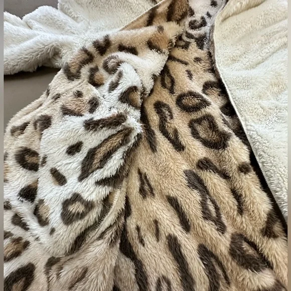 Altar’d State Reversible Faux Fur Hooded Jacket Small Leopard Print Cream Cozy - Picture 12 of 15